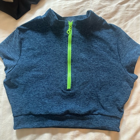 BOMBSHELL SPORTSWEAR crop top size small - Picture 10 of 10